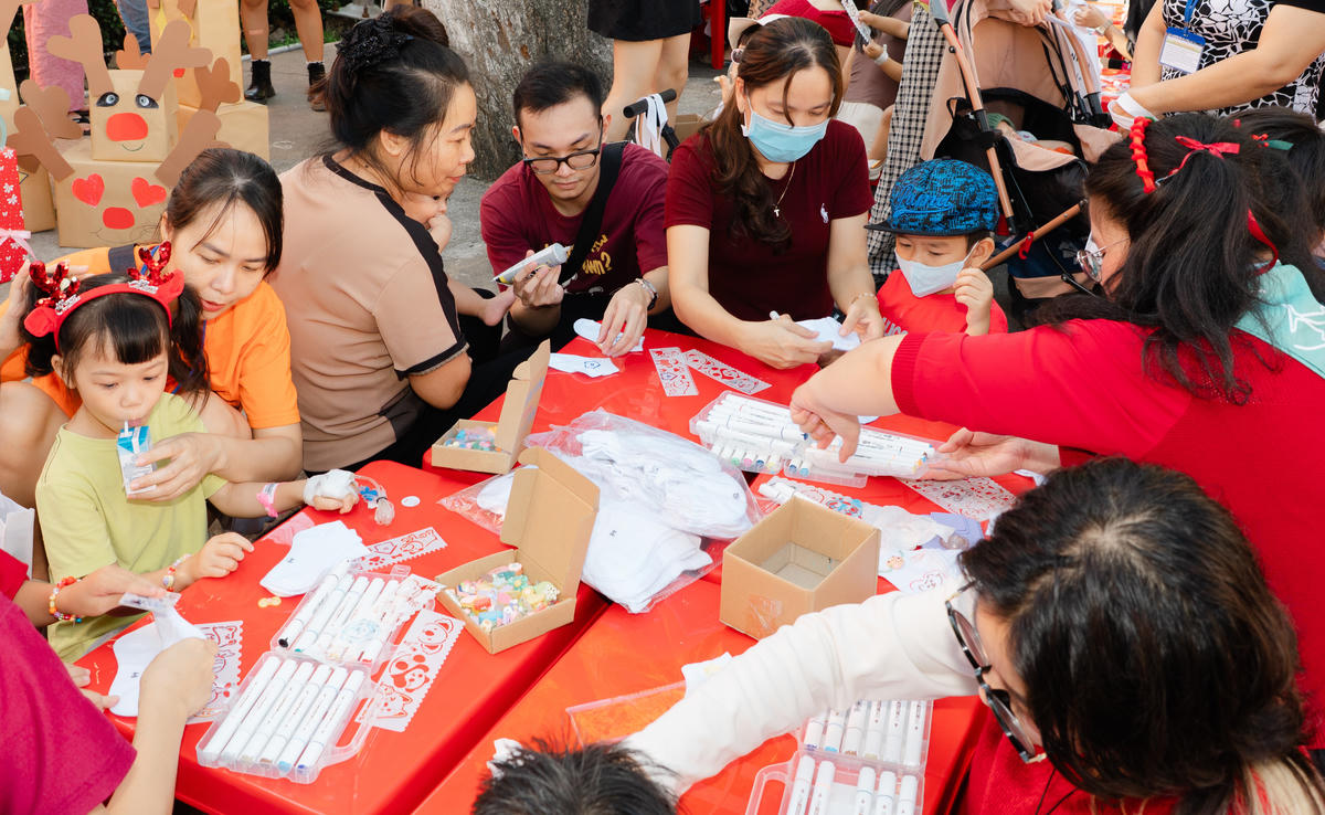 Bệnh viện tổ chức nhiều gian hàng trò chơi cho các bé. Ảnh: T.M