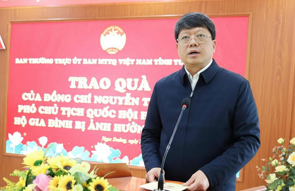 Phó Chủ tịch Thường trực Ủy ban MTTQ Việt Nam tỉnh Tuyên Quang Hà Trung Kiên phát biểu tại buổi trao quà. Ảnh: MTTQ.