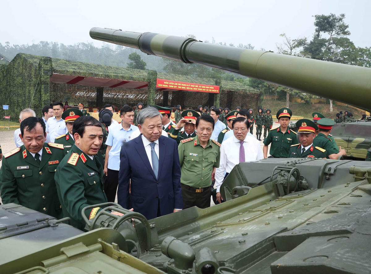Tổng Bí thư Tô Lâm và Bộ trưởng Bộ Quốc phòng Phan Văn Giang tham quan vũ khí, khí tài của Binh chủng Tăng thiết giáp. (Ảnh: Thống Nhất/TTXVN).