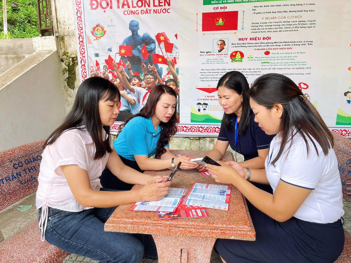 Tuyên truyền chính sách BHXH cho người dân. Ảnh: BH