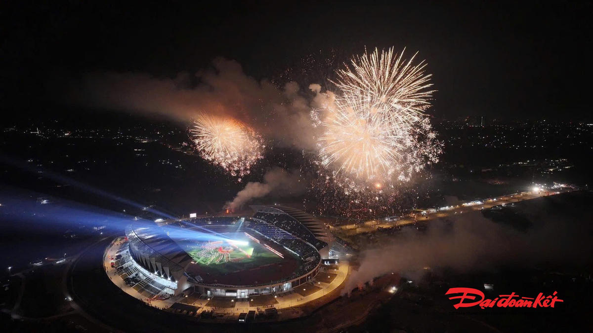 Màn bắn pháo hoa đánh dấu sự kiện khánh thành Sân vận động lớn nhất vùng Trung du và miền núi phía Bắc, khai mạc Giải bóng đá Tứ hùng - Thái Nguyên 2025. Ảnh: Toán Nguyễn.