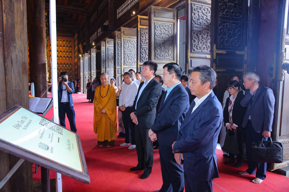 Phó Thủ tướng Mai Văn Chính kiểm tra tại chùa Bái Đính. Ảnh: Tuấn Vũ