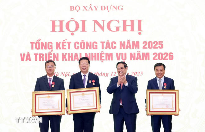 Thủ tướng Phạm Minh Chính trao Huân chương Lao động hạng Nhất; Nhì; Ba các cá nhân có thành tích xuất sắc của Bộ trưởng Bộ Xây dựng Trần Hồng Minh. (Ảnh: Dương Giang/TTXVN).