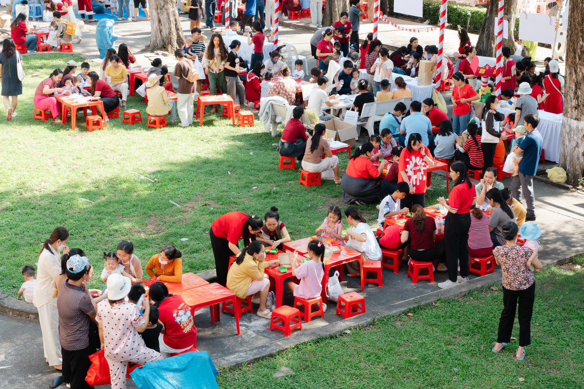 "Giáng sinh yêu thương" của Bệnh viện Nhi đồng 2 thu hút các bệnh nhi tham gia. Ảnh: T.M