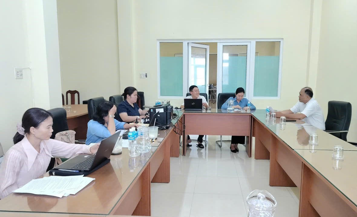 BHXH thành phố Cần Thơ làm việc với đơn vị sử dụng lao động. Ảnh TT