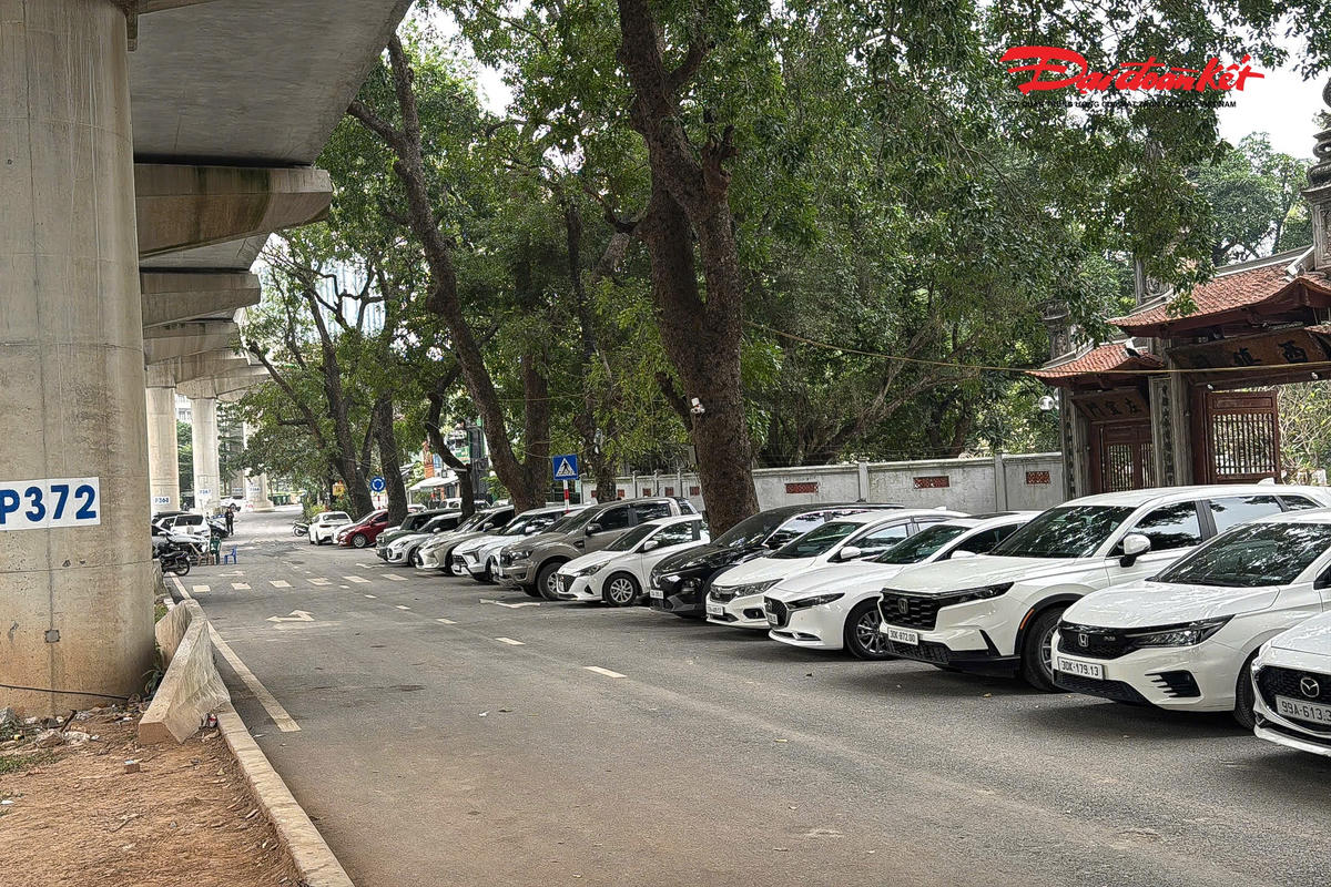 Điểm đỗ xe Cầu Giấy tại lòng đường cụt nút giao thông ngã ba Voi Phục gây lo ngại về sự an toàn kết cấu công trình trong trường hợp cháy nổ có thể xảy ra.