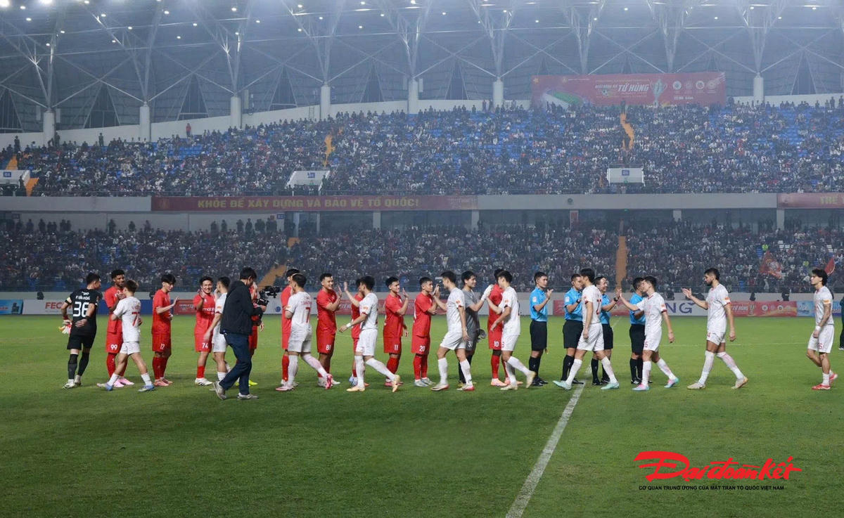 Không khí cuồng nhiệt trên các khán đài theo dõi trận đấu giữa PVF Công an Nhân dân và Thể Công Viettel tại Giải bóng đá Tứ hùng - Thái Nguyên 2025. Ảnh: Toán Nguyễn.