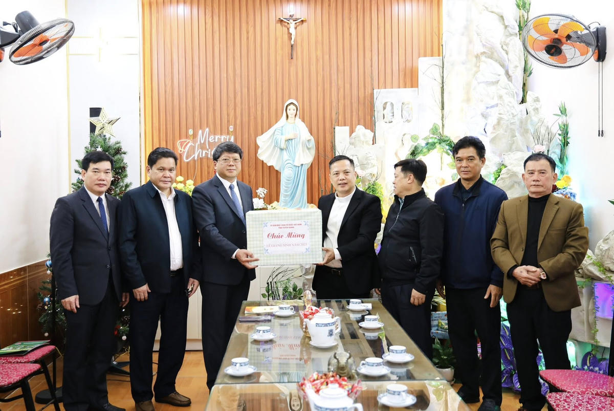 Phó Chủ tịch Thường trực Ủy ban MTTQ Việt Nam tỉnh Tuyên Quang Hà Trung Kiên trao quà cho&nbsp; cho Giáo xứ Thánh Tâm Hà Giang. Ảnh: MTTQ.