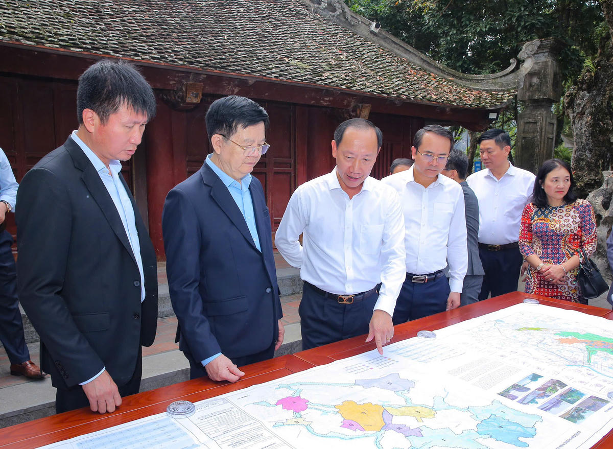 Phó Thủ tướng kiểm tra tại khu di tích lịch sử, văn hóa cố đô Hoa Lư. Ảnh: Tuấn Vũ