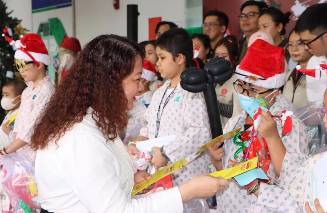 Những phần quà từ các nhà hảo tâm được trao tận tay cho bệnh nhi. Ảnh: B.V