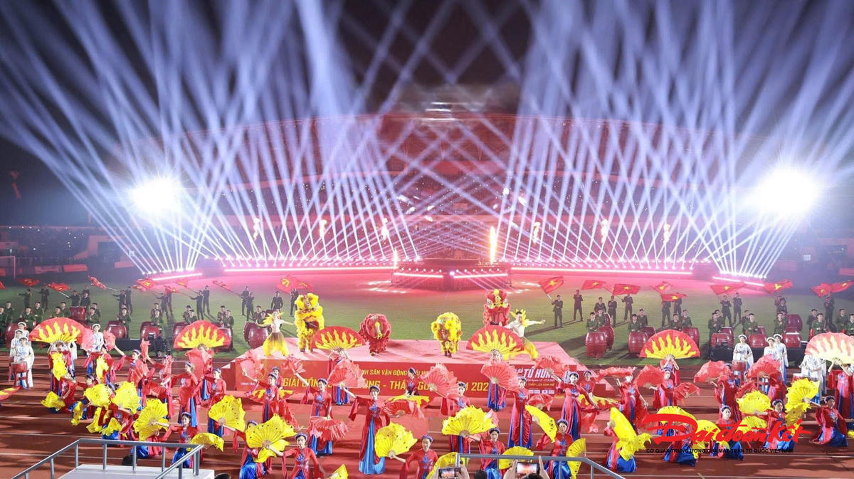 Lễ khai mạc hoành tráng và tràn ngập ánh sáng.. Ảnh: Toán Nguyễn.
