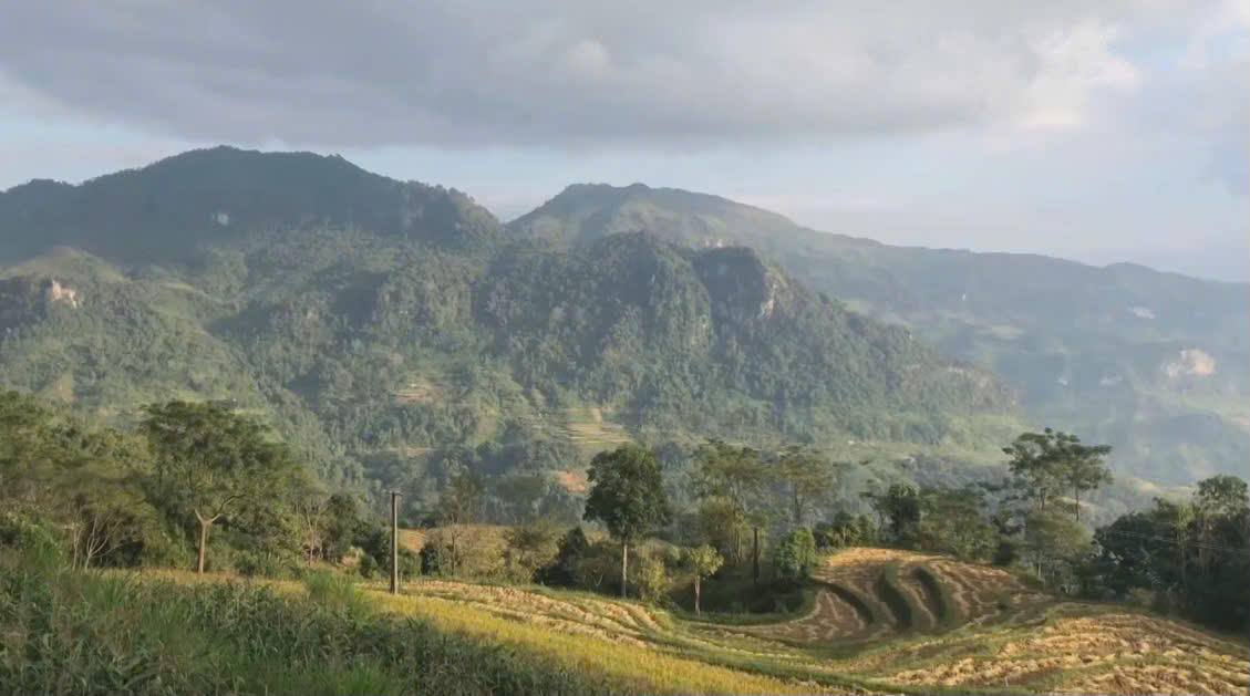 Xã Hồng Thái (Tuyên Quang) nằm cheo leo trên triền núi, địa hình chia cắt mạnh. Ảnh: Thái Nhung