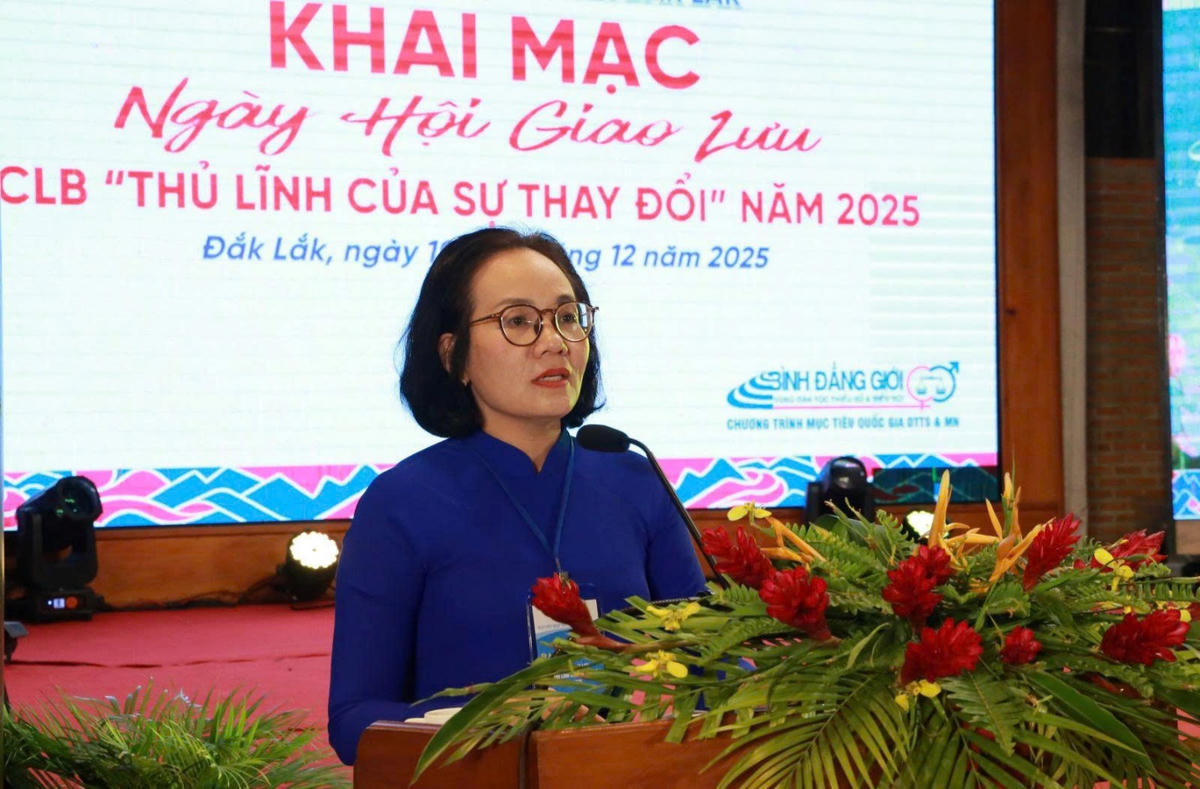 Phó Chủ tịch Ủy ban MTTQ Việt Nam tỉnh, Chủ tịch Hội LHPN tỉnh Đắk Lắk Nguyễn Thị Hồng Thái phát biểu khai mạc Ngày hội.