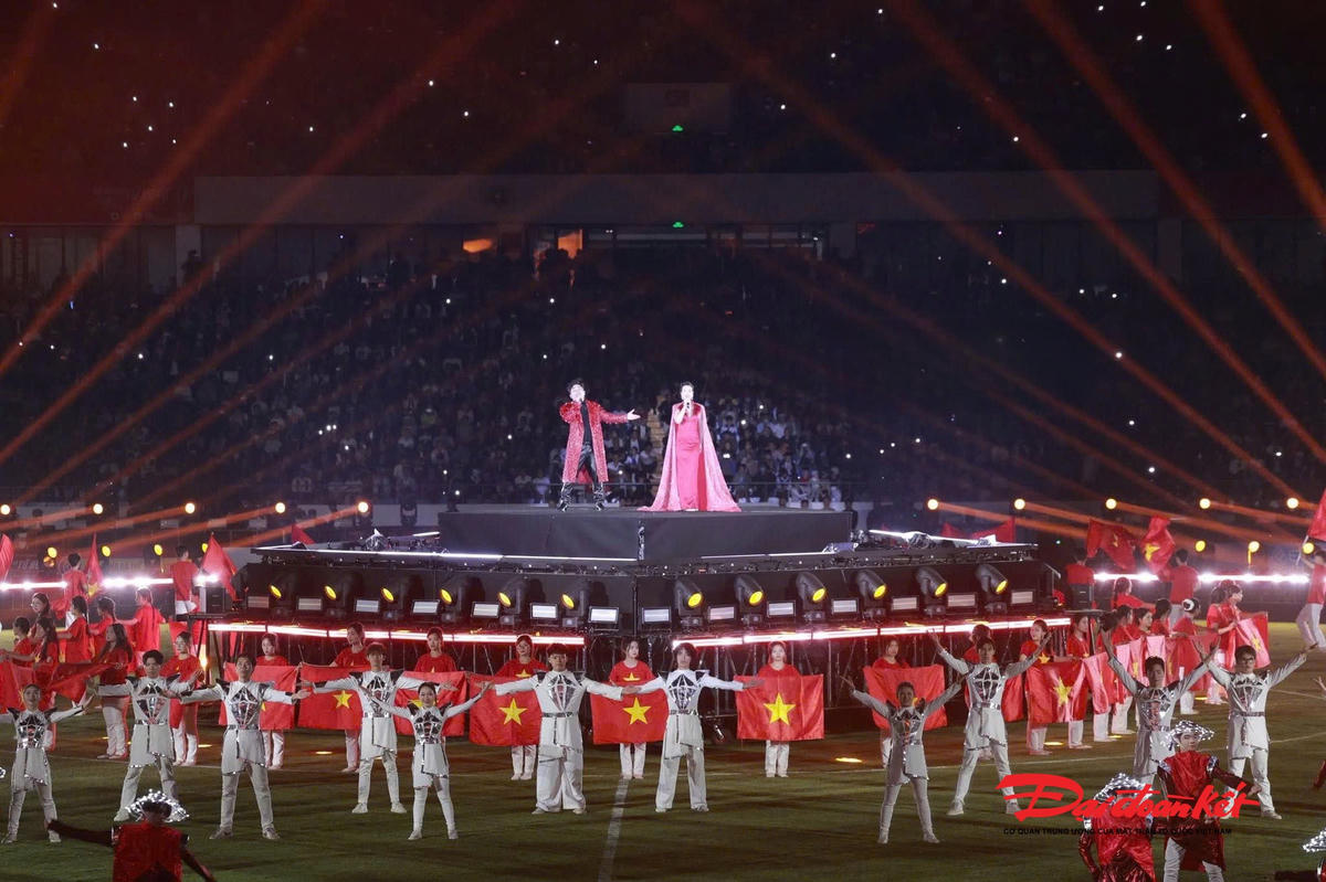 Tham dự sự kiện có nhiều ca sĩ, diễn viên, bình luận viên nổi tiếng (đang biểu diễn là 2 ca sĩ Tùng Dương, Võ Hạ Trâm và hàng trăm diễn viên múa). Ảnh: Toán Nguyễn.