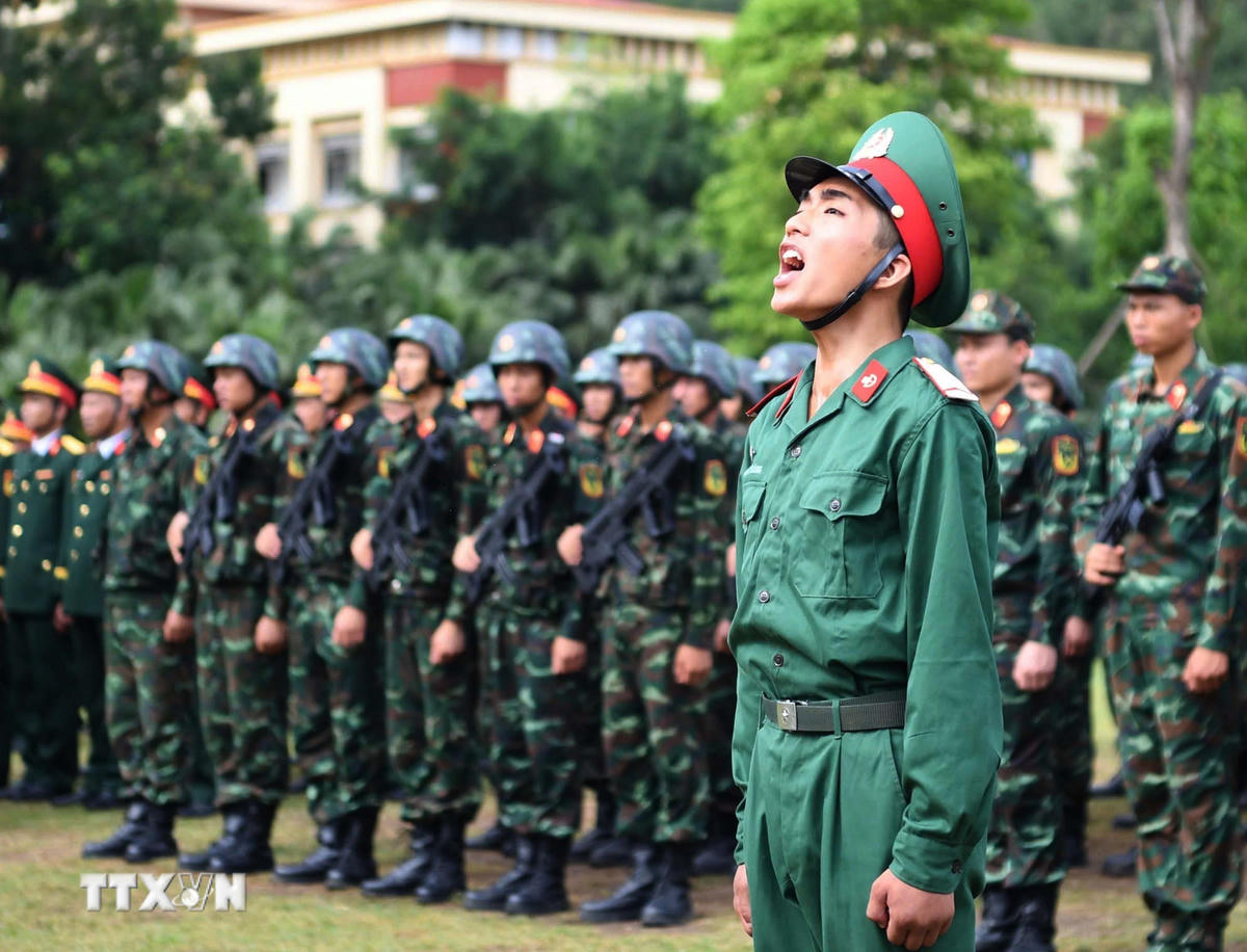 Chiến sỹ mới của Lữ đoàn đặc công 113 đọc 10 lời thề danh dự của quân nhân trong lễ tuyên thệ. (Ảnh: Trọng Đức/TTXVN)