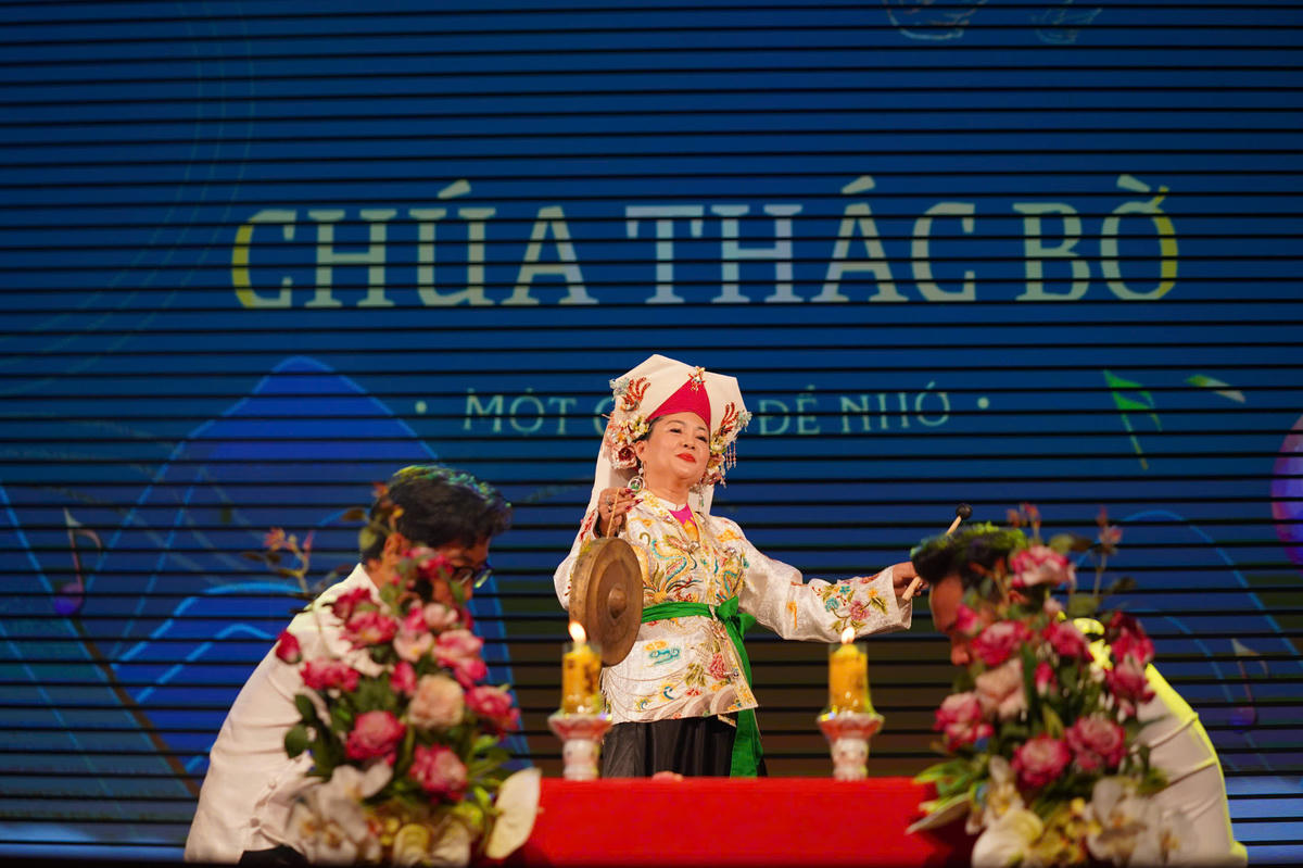 Hồn xưa Chầu văn ngân vang trong hơi thở đương đại