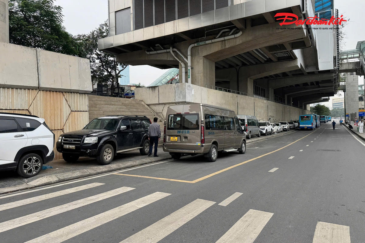 Phương tiện bủa vây nhà ga Cầu Giấy, không chỉ chiếm vỉa hè dành cho người đi bộ, còn gây mất mỹ quan đô thị, tiềm ẩn nguy cơ cháy nổ bất cứ lúc nào.