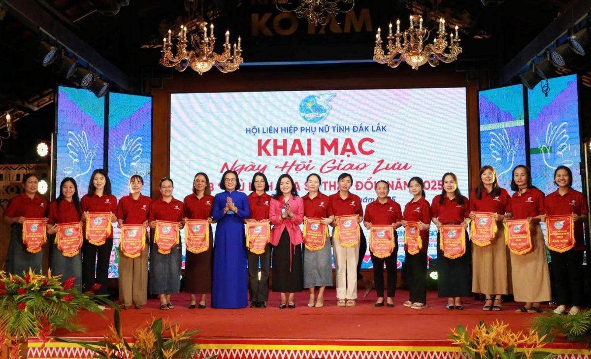 Đại diện Hội LHPN tỉnh Đắk Lắk trao cờ lưu niệm các CLB tham gia ngày hội.