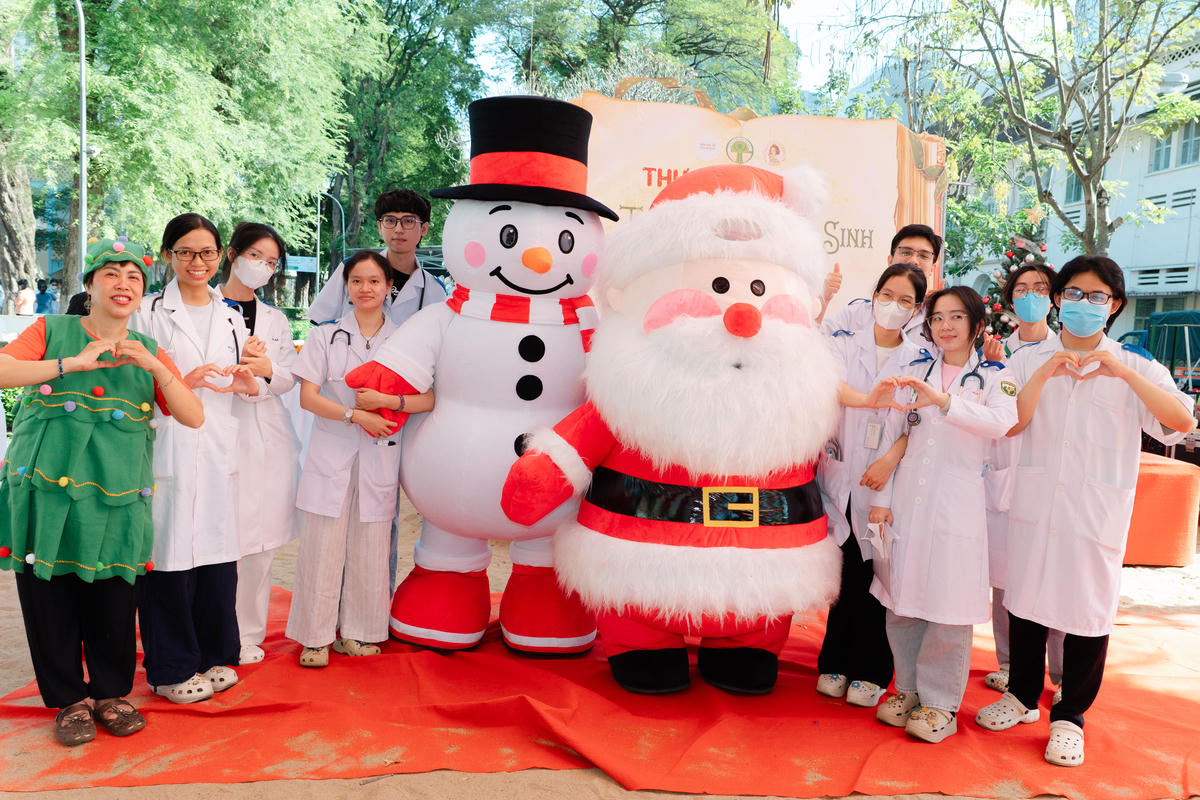 Đội ngũ y bác sĩ và nhà hảo tâm luôn mong muốn đem niềm vui đến cho các em nhỏ. Ảnh: T.M