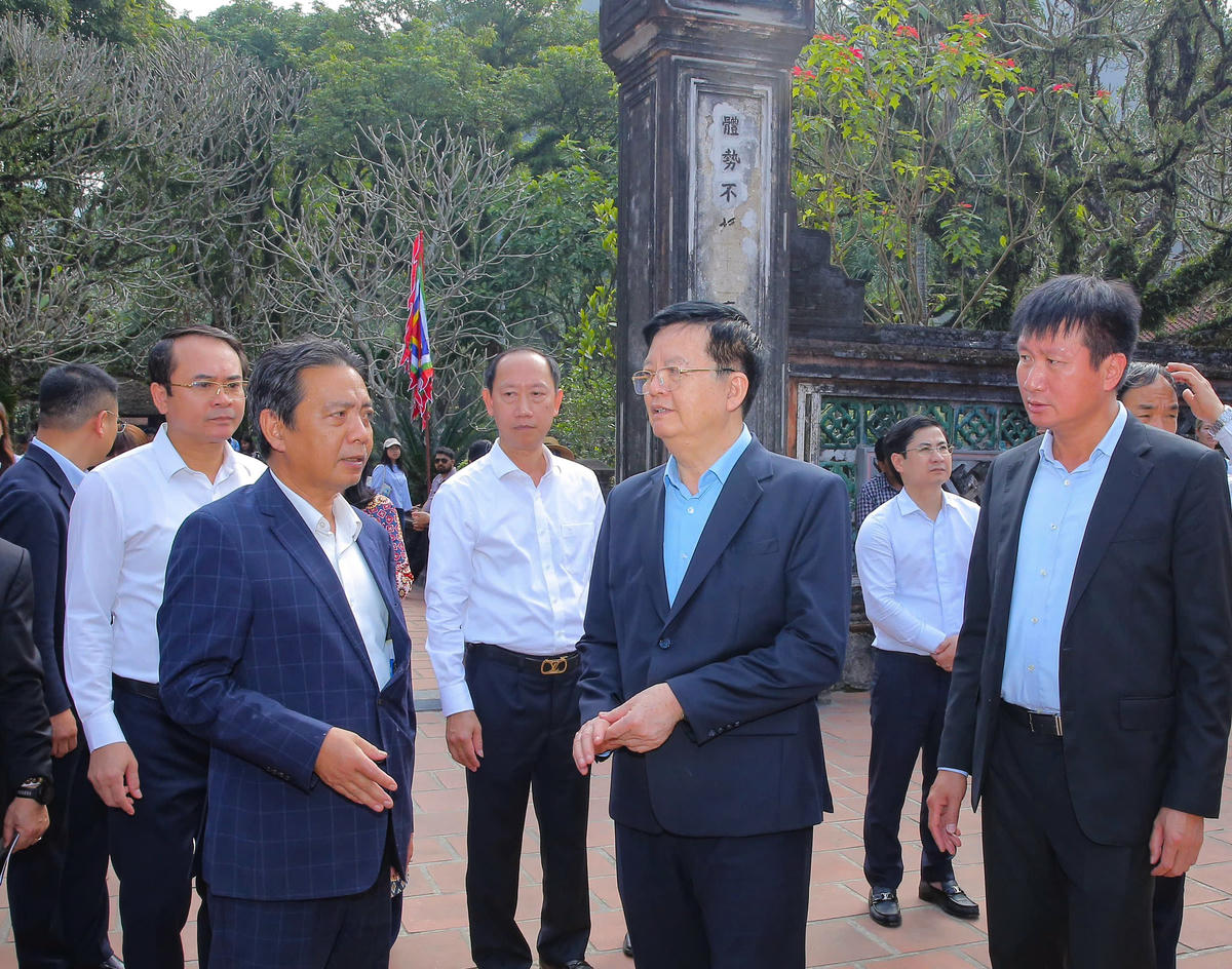 Phó Thủ tướng đánh giá cao nỗ lực của tỉnh Ninh Bình trong việc bảo tồn, phát huy giá trị di sản. Ảnh: Tuấn Vũ