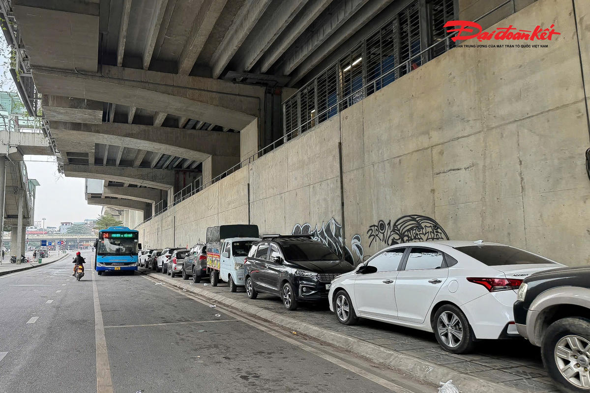 Bất cứ khe hở nào quanh ga Cầu Giấy đều được tận dụng làm điểm đỗ ô tô, xe máy.