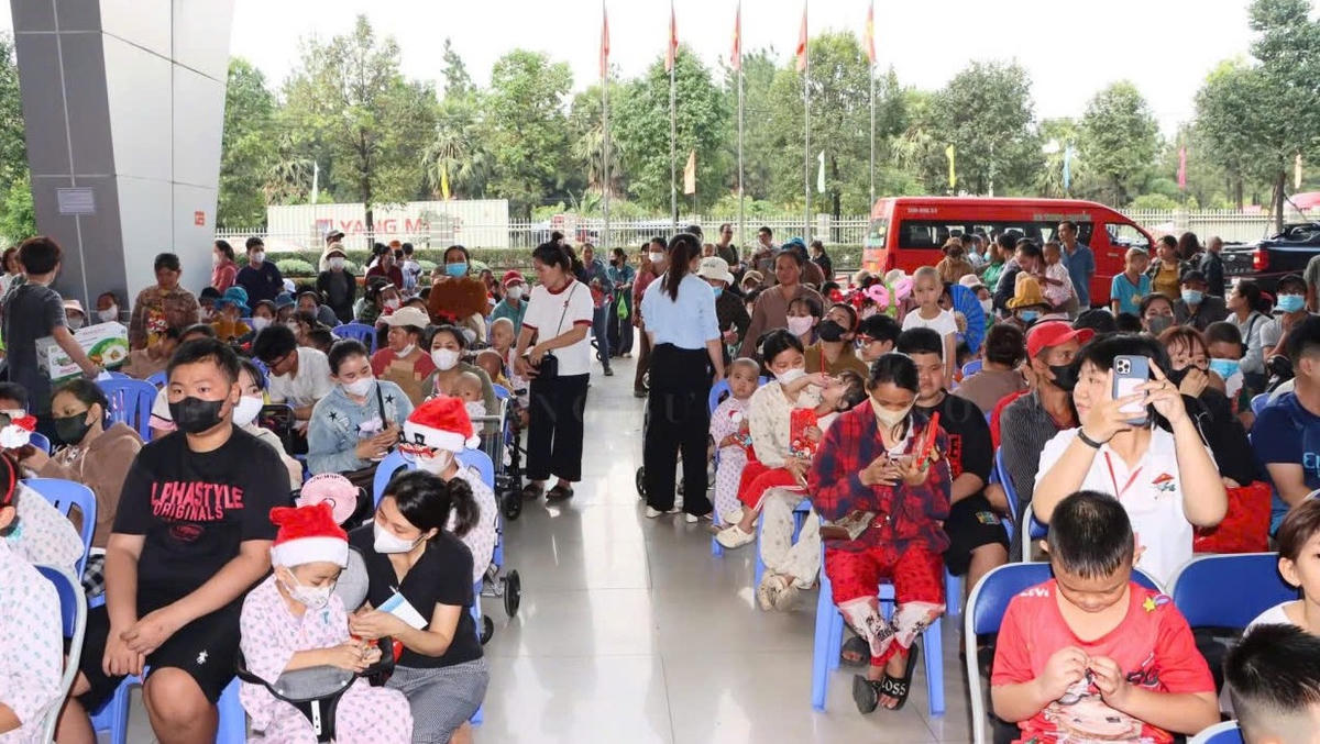 Mấy trăm bệnh nhi tham gia chương trình đón Giáng sinh. Ảnh: B.V