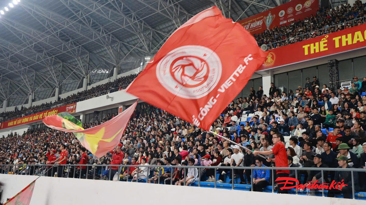 Nhiều cổ động viên của Thể Công Viettel đã theo đội nhà đến sân vận động Thái Nguyên cổ vũ. Ảnh: Toán Nguyễn.