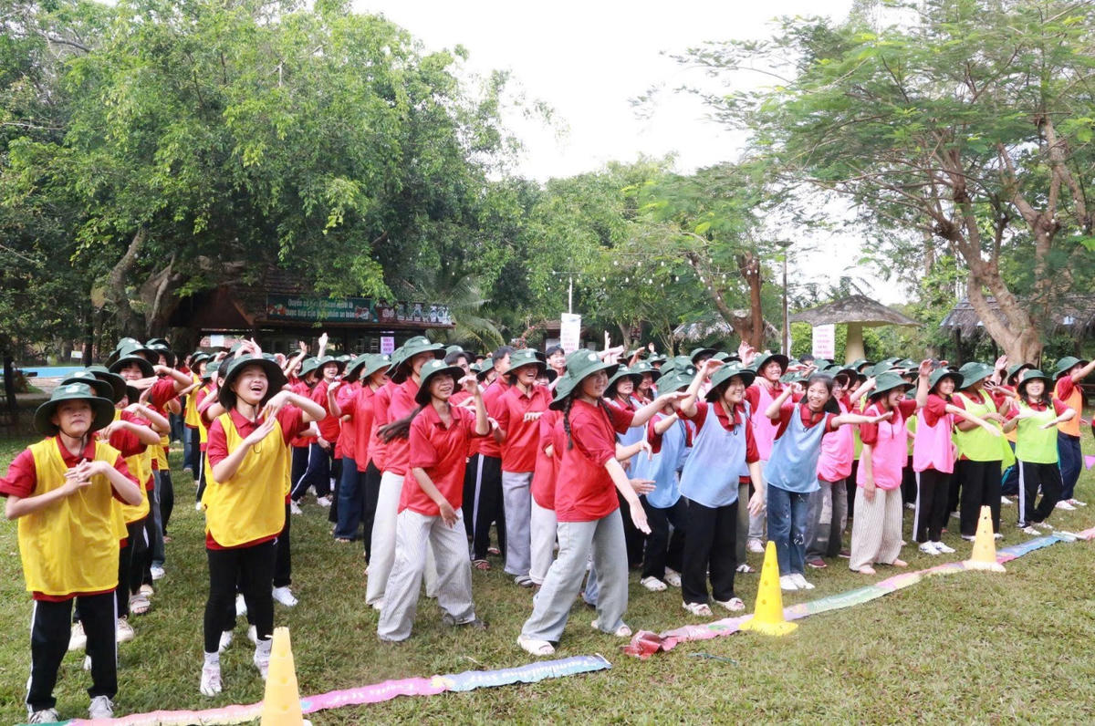 Đại diện Hội LHPN tỉnh Đắk Lắk trao cờ lưu niệm các CLB tham gia ngày hội.