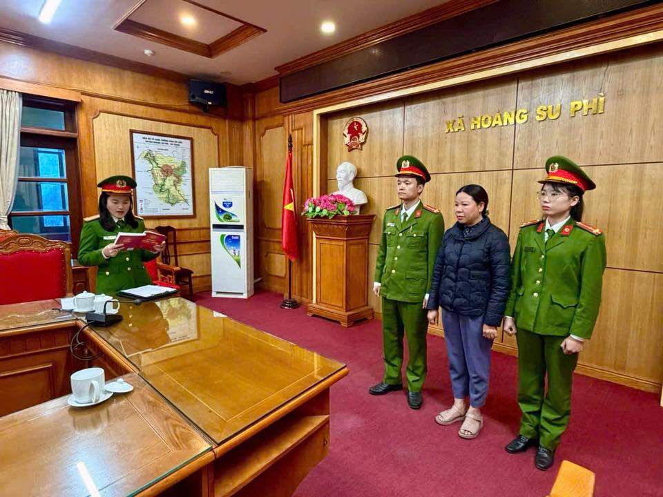 Cơ quan điều tra thực hiện các biện pháp tố tụng đối với La Thị Thanh. Ảnh: Công an tỉnh Tuyên Quang.