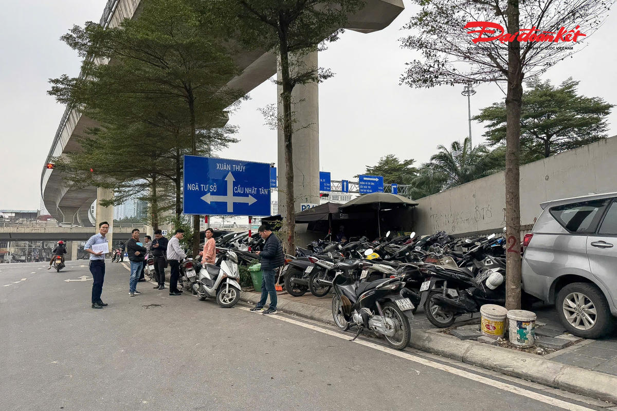 Suốt nhiều ngày qua, dưới nhà ga Cầu Giấy tồn tại bãi trông giữ xe dài gần 200 m.