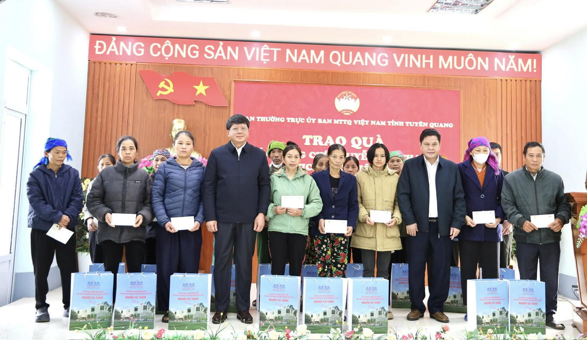 Phó Chủ tịch Thường trực Ủy ban MTTQ Việt Nam tỉnh Tuyên Quang Hà Trung Kiên trao quà hỗ trợ người dân xã Ngọc Đường. Ảnh: MTTQ.