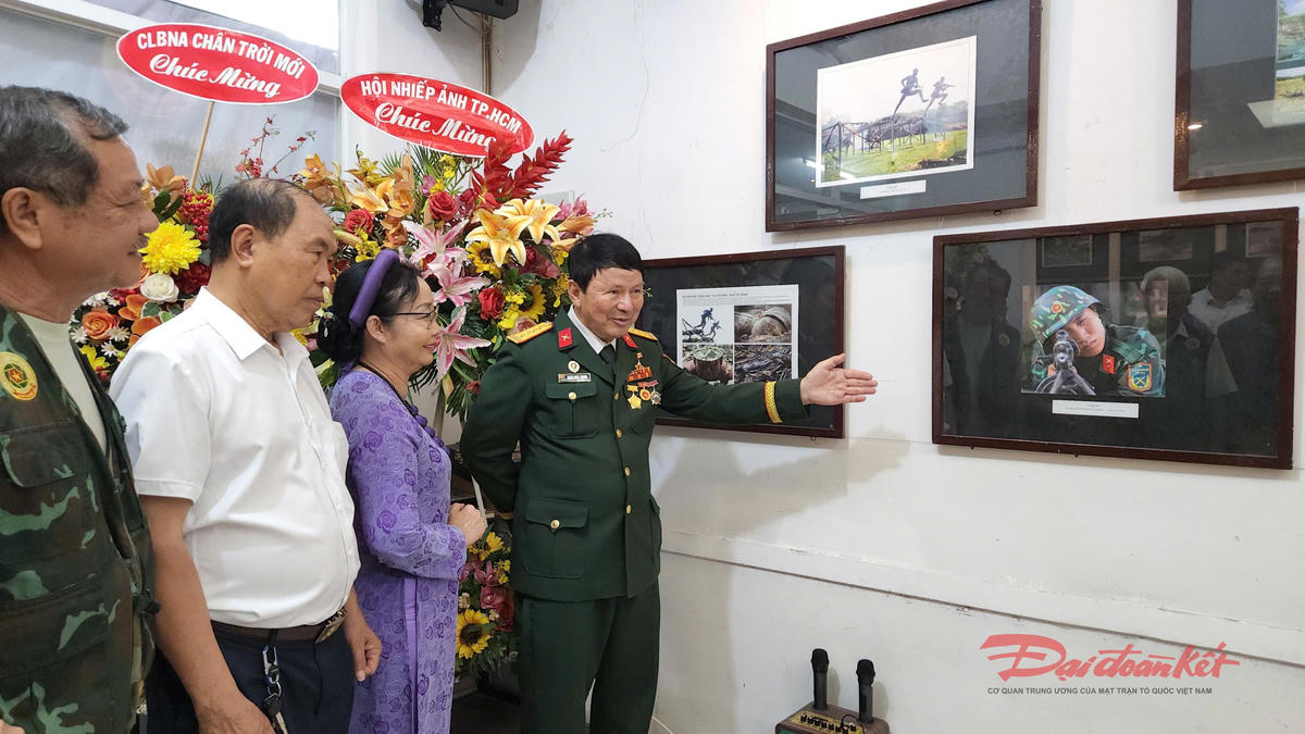 Đại biểu tham quan triển lãm. Ảnh: Hồng Phúc.