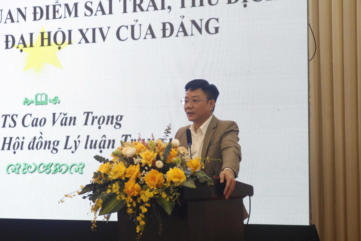 PGS.TS Cao Văn Trọng tham luận tại tọa đàm. 
