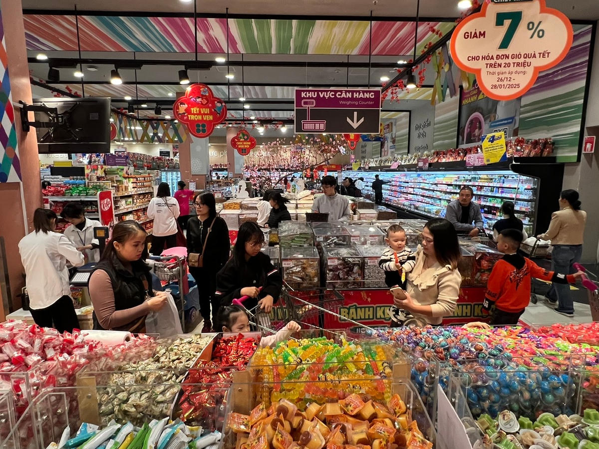 Người dân được khuyến cáo chỉ mua bánh kẹo, mứt Tết tại các cơ sở uy tín, có đầy đủ thông tin về nguồn gốc, nhãn mác. Ảnh: BT

