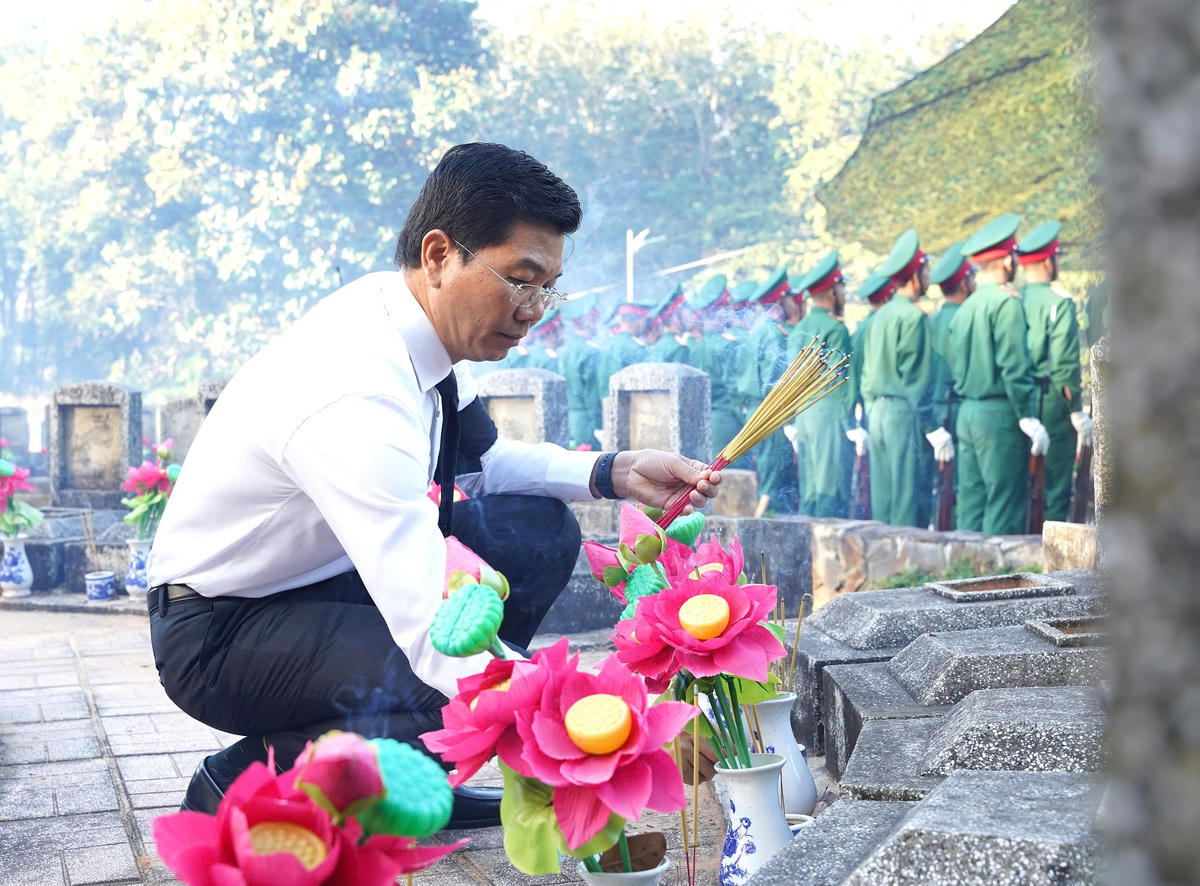 Các đại biểu thắp hương tưởng nhớ các liệt sĩ đã hy sinh vì độc lập tự do của Tổ quốc. Ảnh: T.N.