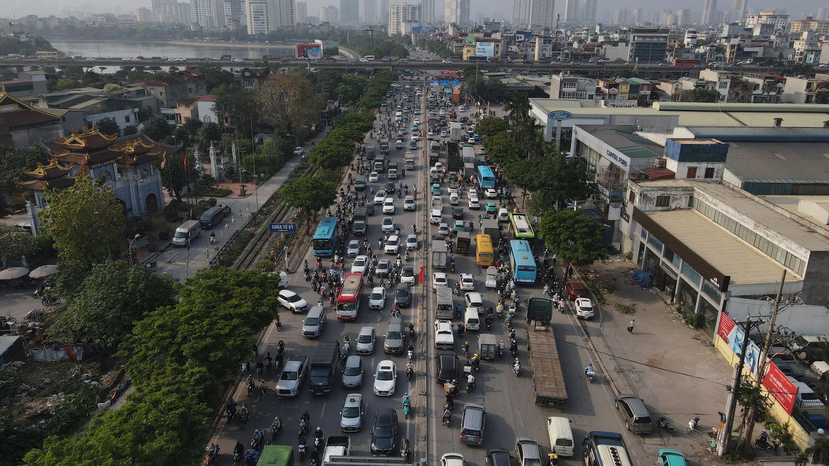 Hình ảnh tuyến đường trước Bến xe Nước Ngầm thường xuyên xảy ra ùn tắc.