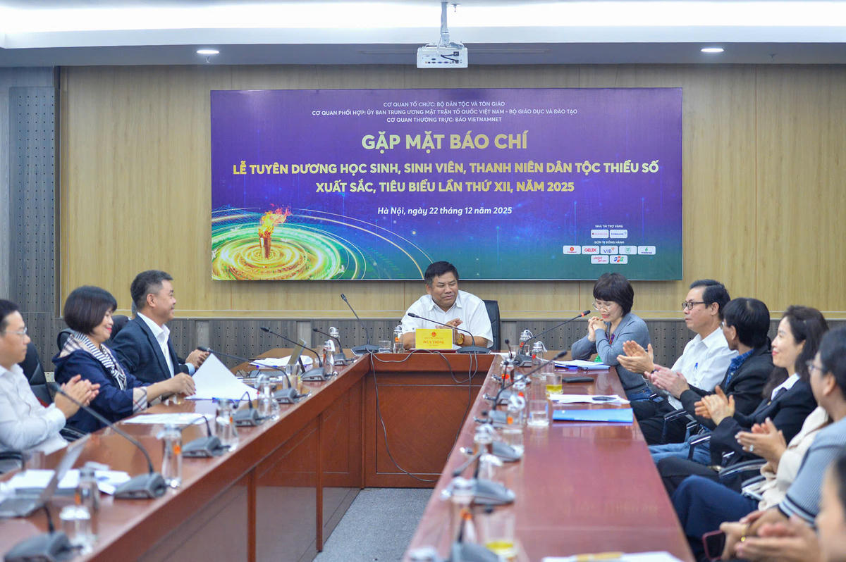 Quang cảnh buổi gặp mặt báo chí.