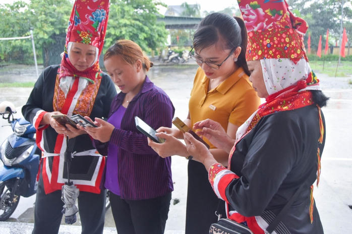 Đồng bào dân tộc thiểu số được hướng dẫn để sử dụng điện thoại, mạng xã hội tìm hiểu thông tin. Ảnh: BT. 