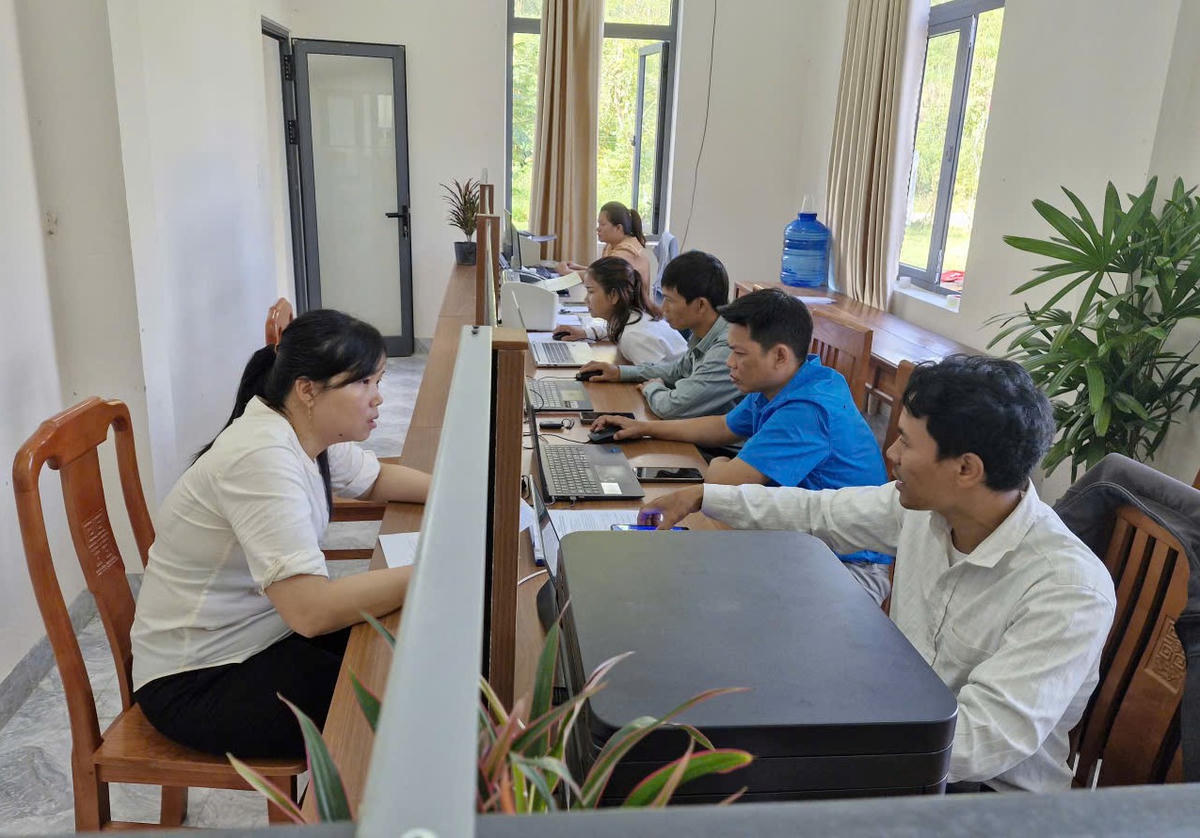 Cán bộ xã ở Đà Nẵng đang hướng dẫn người dân làm thủ tục hành chính. Ảnh: CV.