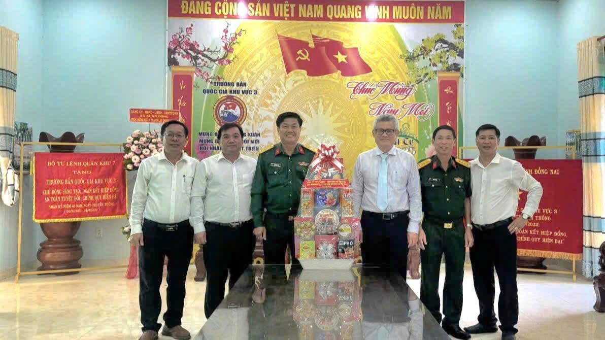 Ông Tạ Quang Trường – Bí thư Đảng ủy, Chủ tịch HĐND xã Xuân Hòa thăm&nbsp;Trường bắn Quốc gia khu vực 3. Ảnh: N.N