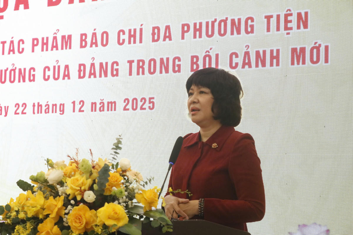 Nhà báo Phương Quyên tham luận tại tọa đàm. 