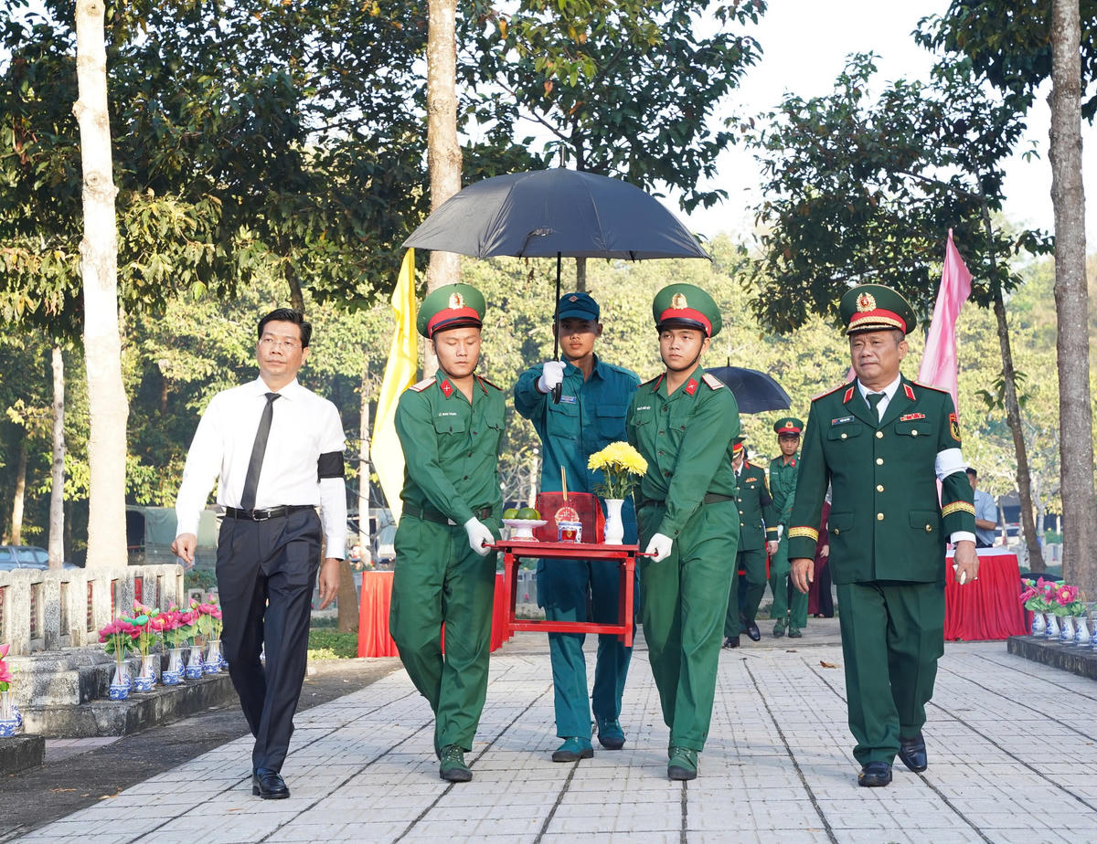 Lễ truy điệu, an táng các hài cốt liệt sĩ tại Nghĩa trang liệt sĩ Đồi 82. Ảnh: T.N.
