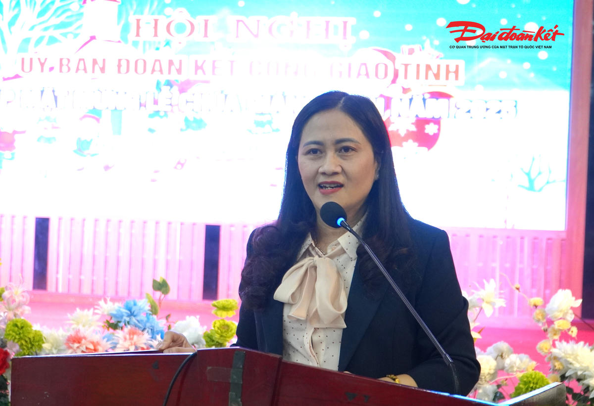 Bà Phạm Thị Thu Hà - Phó Chủ tịch Ủy ban MTTQ Việt Nam tỉnh Hà Tĩnh phát biểu tại hội nghị. Ảnh: HN.