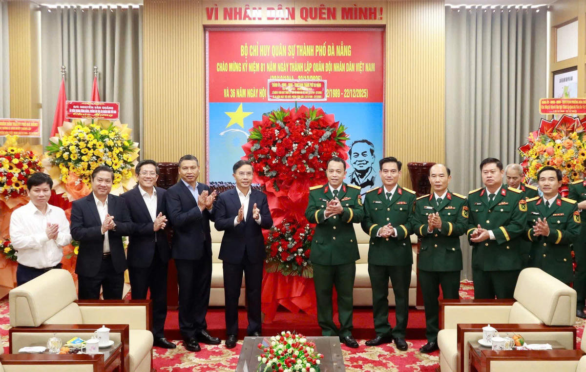 Lãnh đạo TP Đà Nẵng thăm, tặng hoa chúc mừng Bộ CHQS thành phố. Ảnh: CV.