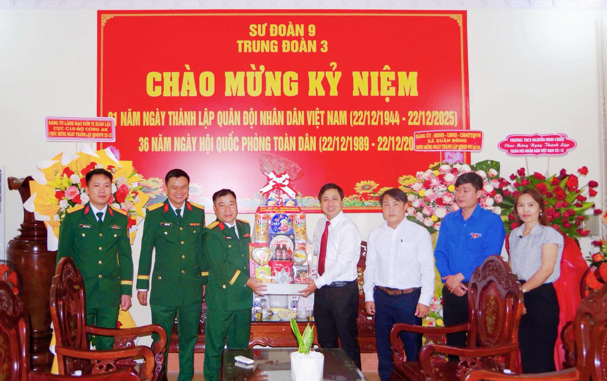 Lãnh đạo xã Xuân Hòa đến thăm và chúc mừng Trung đoàn 3, Sư đoàn 9. Ảnh: N.N