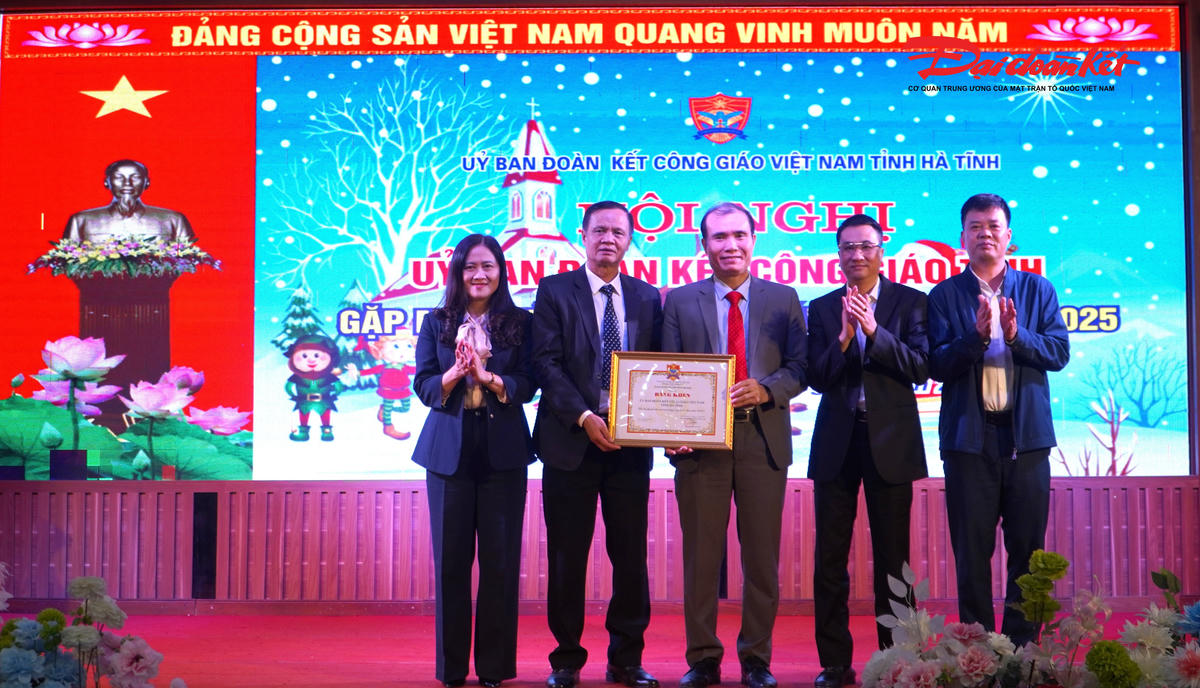 Ủy ban ĐKCG Việt Nam tỉnh Hà Tĩnh được Ủy ban Trung ương ĐKCG Việt Nam tặng bằng khen vì đạt thành tích xuất sắc trong công tác thi đua năm 2025. Ảnh: HN.