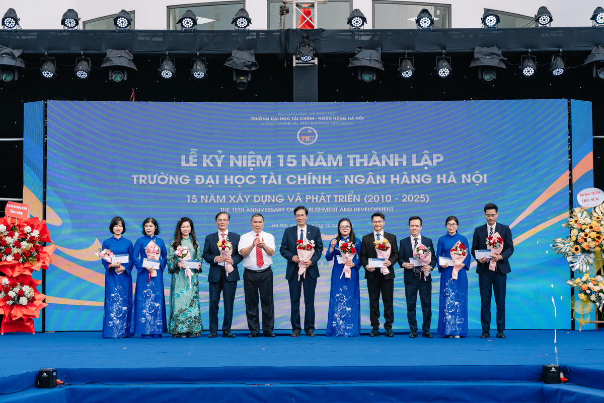 Lãnh đạo FBU tri ân các thầy cô.