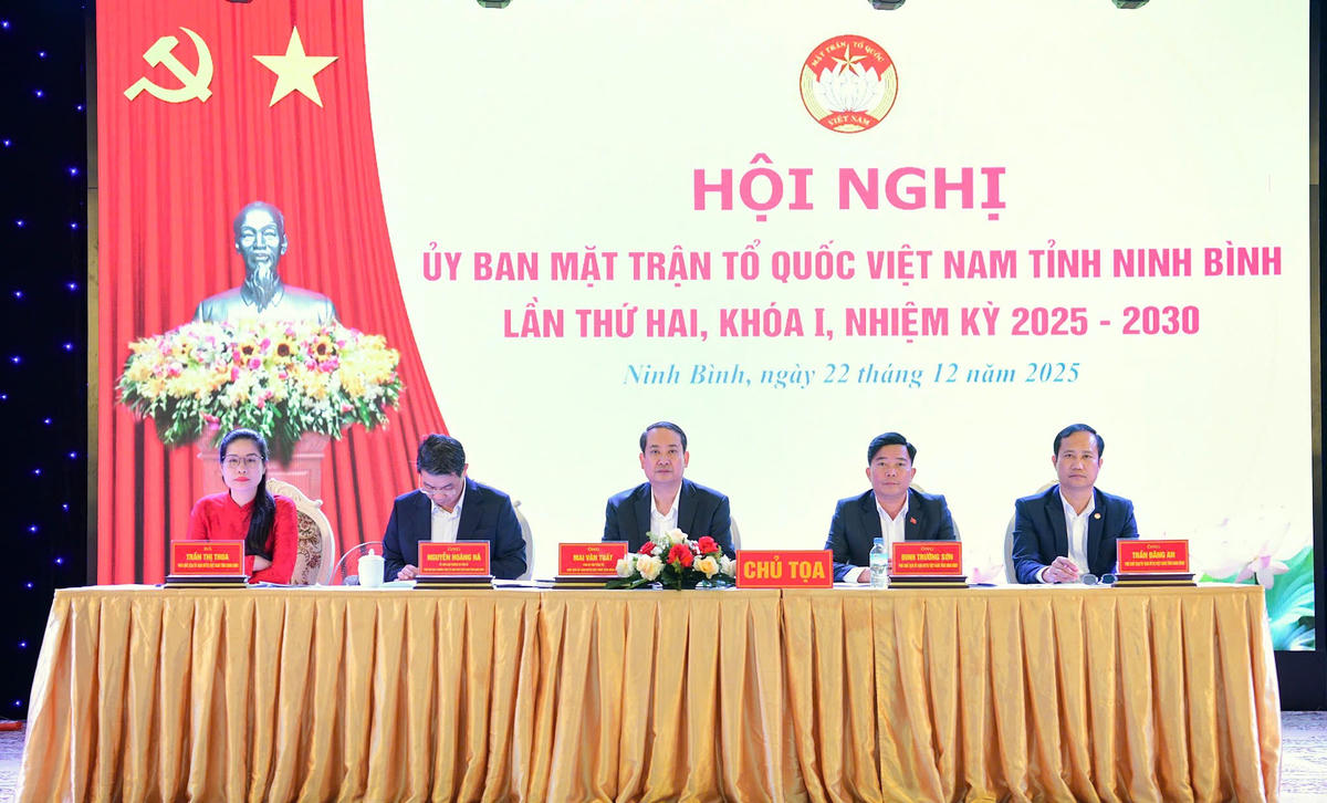Ông Mai Văn Tuất - Phó Bí thư Tỉnh ủy, Chủ tịch Ủy ban MTTQ tỉnh chủ trì hội nghị. Ảnh: Đình Minh