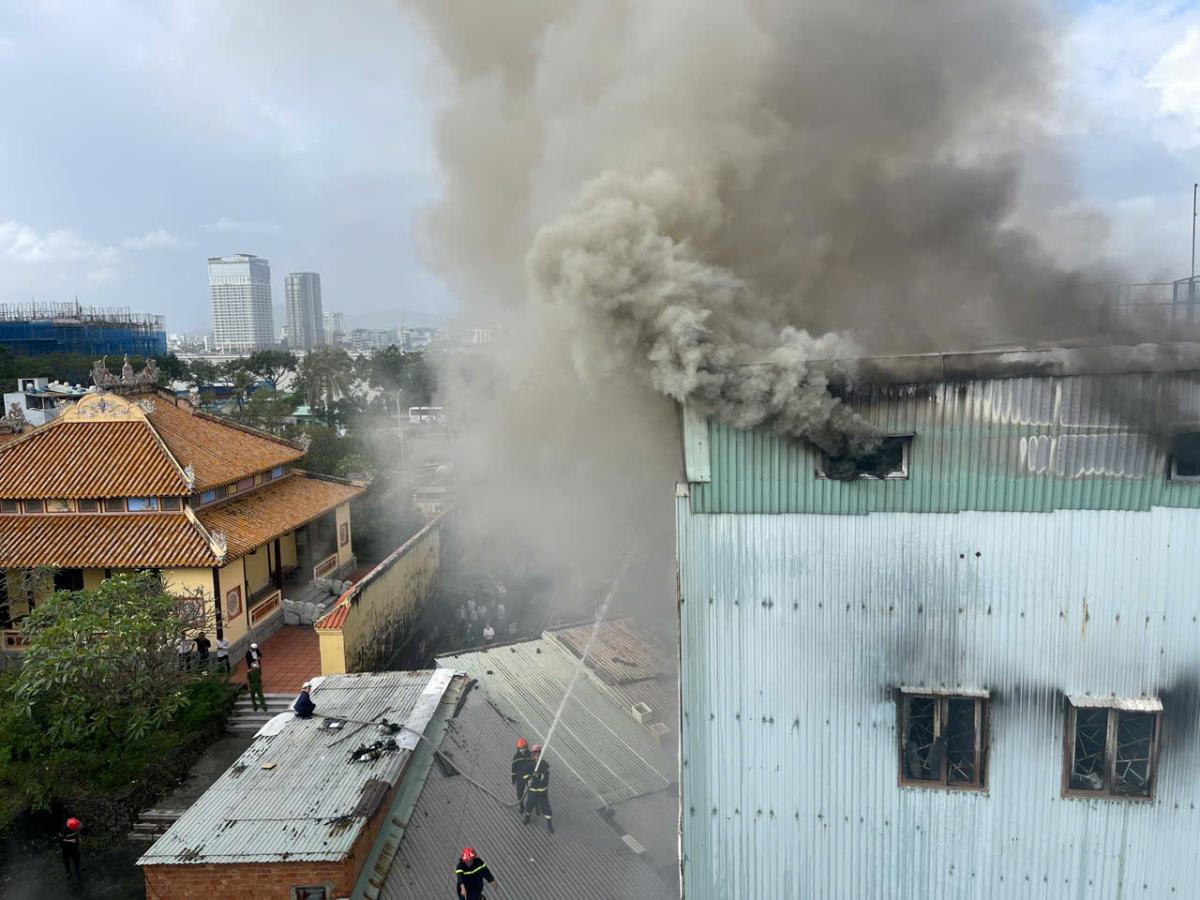 Hiện trường vụ cháy. Ảnh: Nguyễn Tú.