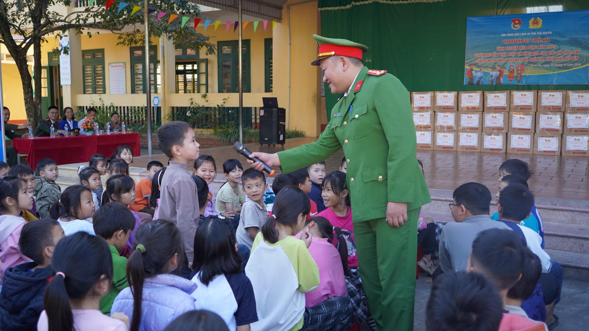 Tuyên truyền phòng, chống bạo lực học đường. Ảnh: Công an Thái Nguyên.